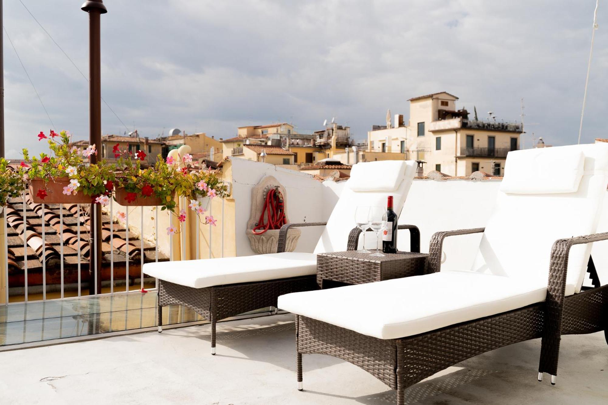 The Florence Dream Terrace - Elena Grey Oda fotoğraf